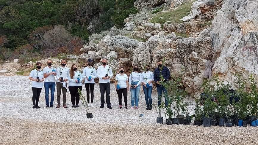 Prefekti i Qarkut Vlorë me Administratën e Zonave te Mbrojtura realizuan mbjelljen 250 fidanëve dafinë dhe ilqe.