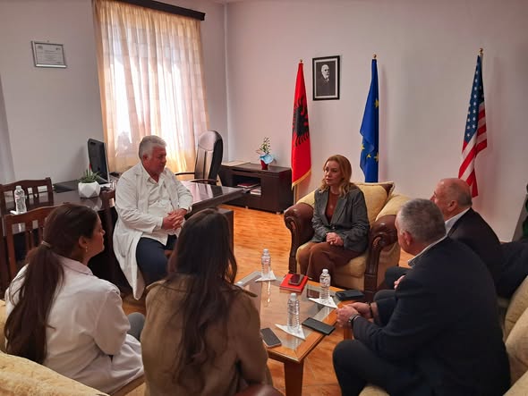 Vizitë pune e Prefektes znj.Evis Allushi në Spitalin e Sarandës.