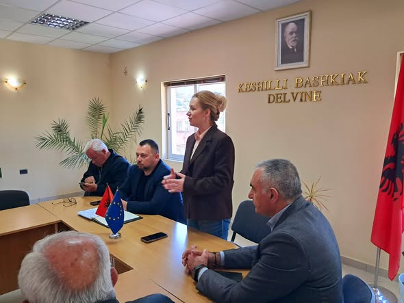 Prefektja e Qarkut Vlorë zhvillon takim me kryetarët e fshatrave të Bashkisë Delvinë.