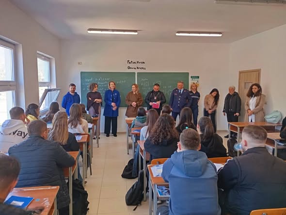 Bashkëbisedim me nxënësit në Himarë për sigurinë në shkolla dhe parandalimin e kultivimit të kanabisit