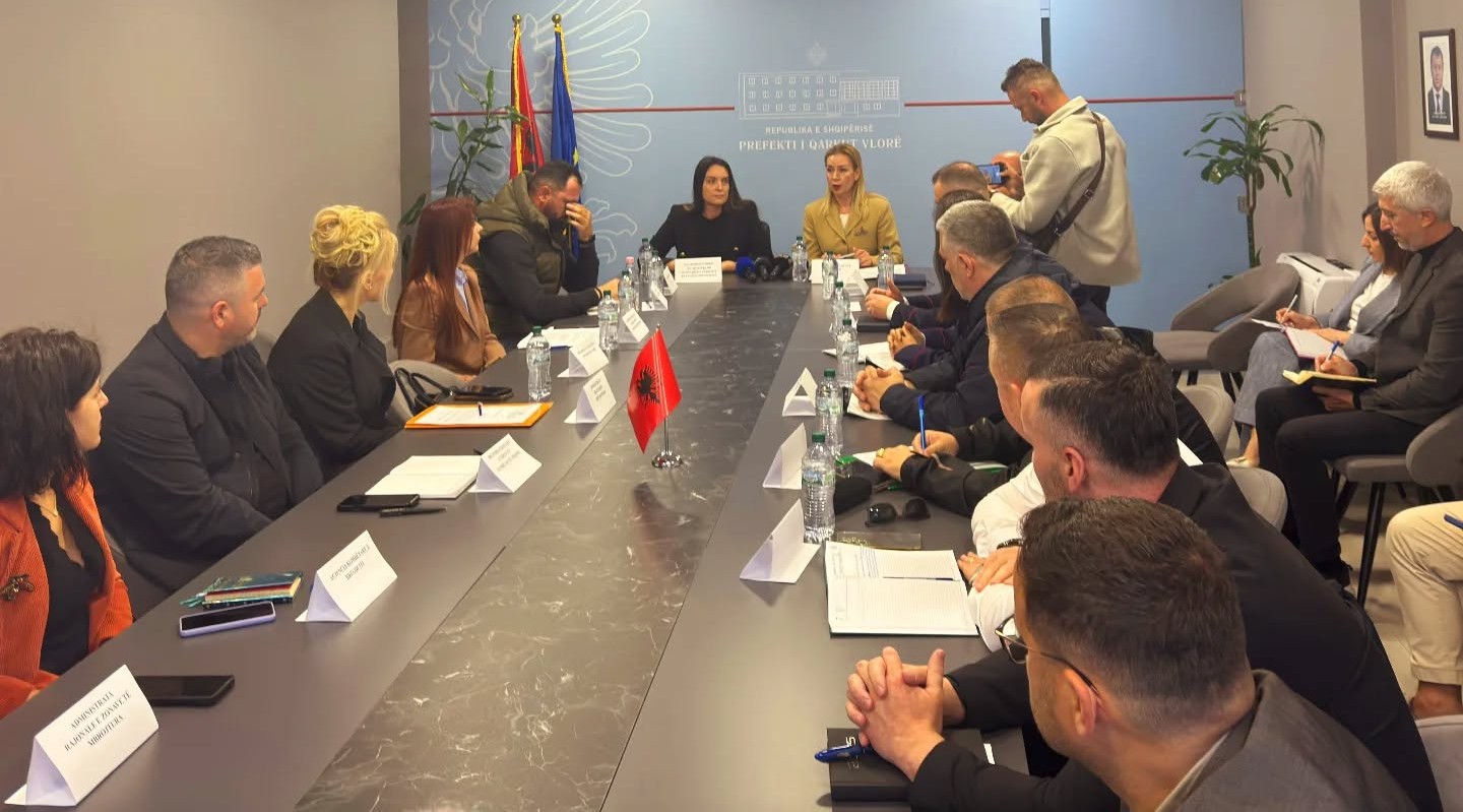 Vlora përgatitet për Sezonin 2026: Prefektja znj. Evis Allushi mbledh Komitetin e Zhvillimit të Turizmit