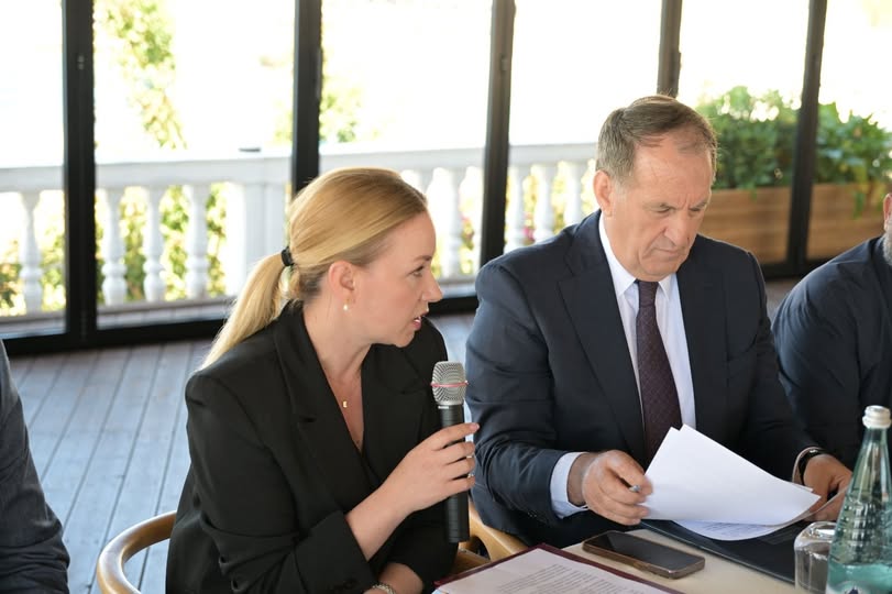 Prefektja e Qarkut Vlorëznj. Evis Allushi zhvillon takimin e Organit Këshillues në Sarandë