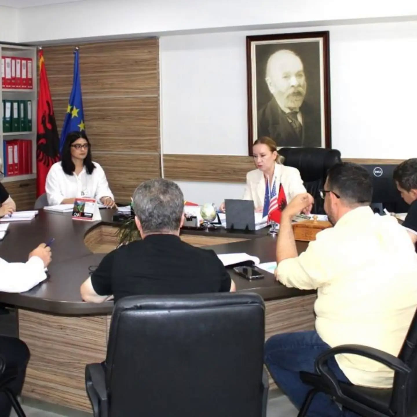 Prefektja e Qarkut Vlorë znj. Evis Allushi, zhvilloi një takim me drejtuesit e institucioneve të infrastrukturës, transportit dhe shërbimeve publik